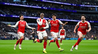 豪门悲喜夜：巴萨3-0登顶 阿森纳4-1热刺5分领跑 利物浦1-0压哨绝杀